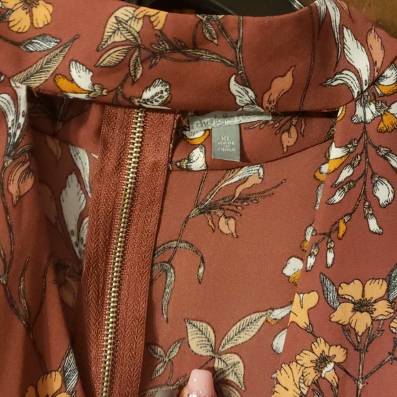 Shirt - Picture 2 of 4